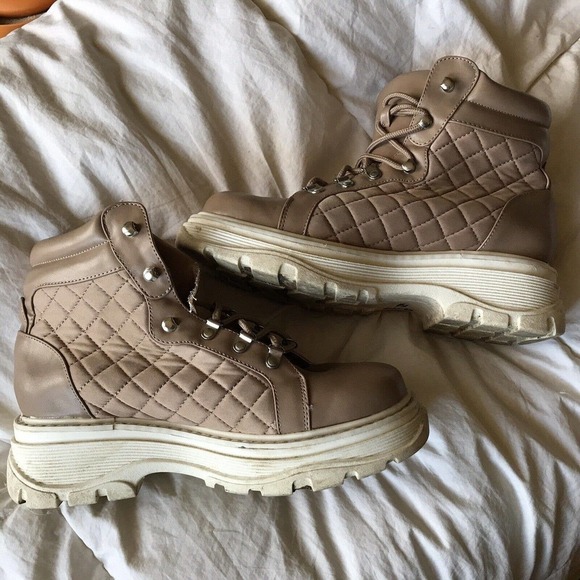 Jane Quilted Boots Tan Lace Up White Lug Soles Sz6.5 Cute Pre-Owned - Picture 1 of 10